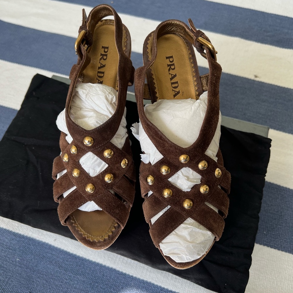 Brown suede platform sandals size 7 in good in good condition!!